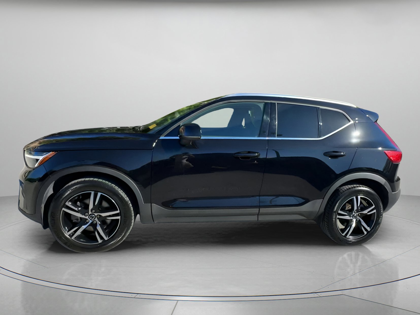Used 2025 Volvo XC40 B5 Core image 7
