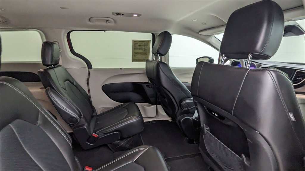 Used 2024 Chrysler Pacifica Touring-L image 37