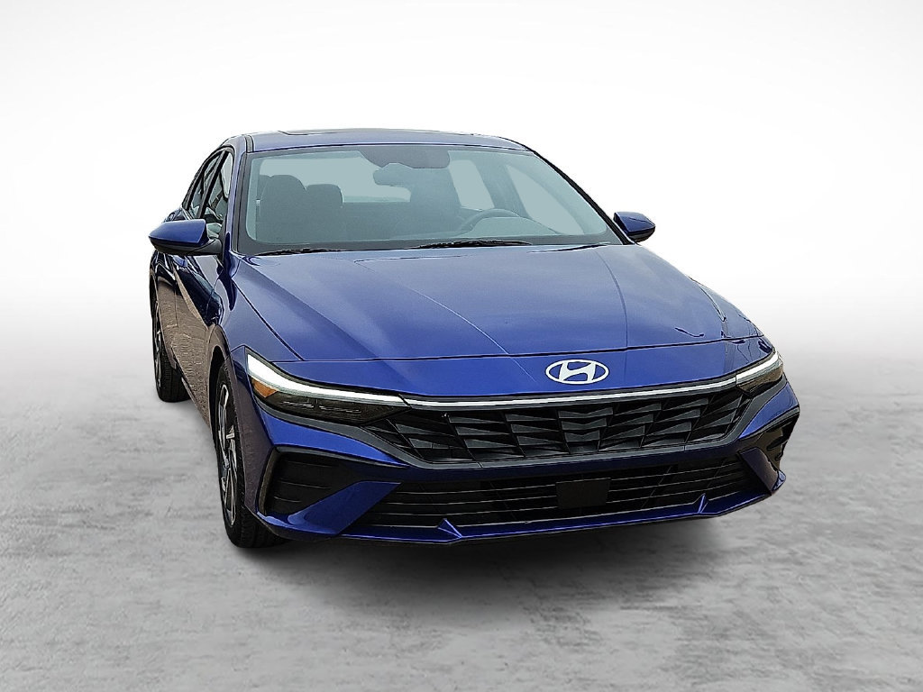 Used 2025 Hyundai Elantra SEL FWD image 2