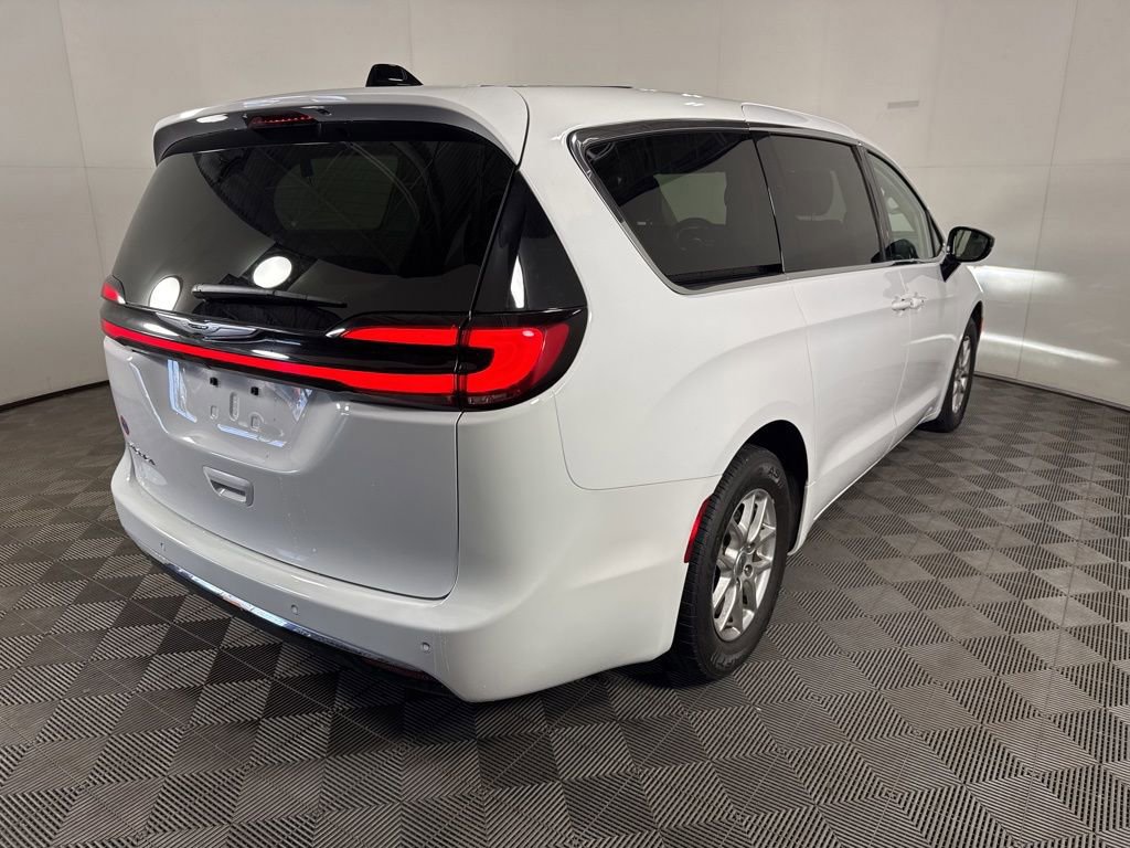 Used 2024 Chrysler Pacifica Touring-L image 5