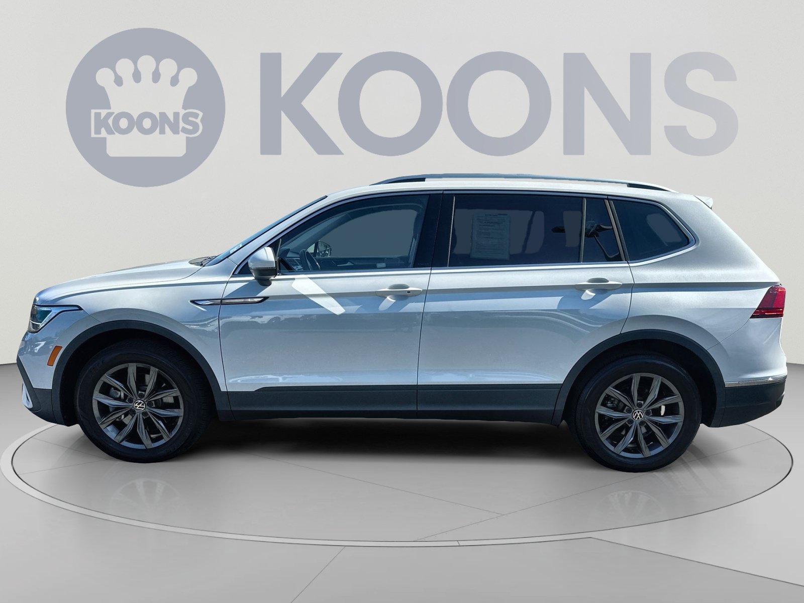 Used 2023 Volkswagen Tiguan SE w/ Panoramic Sunroof Package FWD image 7