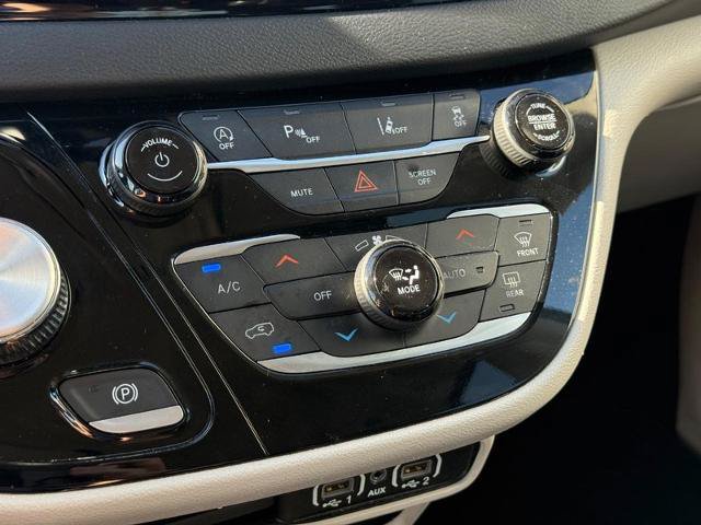 Used 2023 Chrysler Pacifica Touring-L FWD image 21