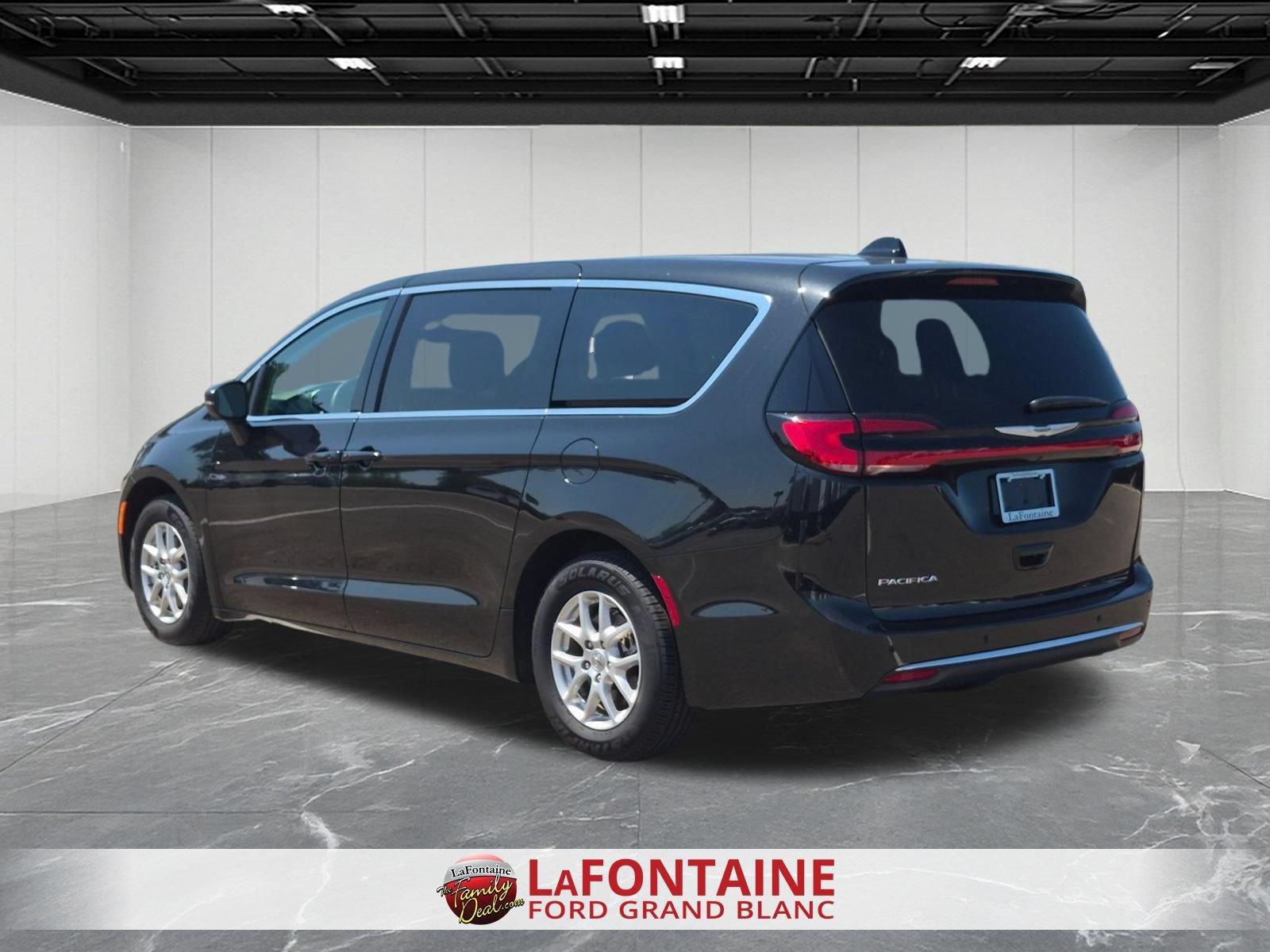 Used 2023 Chrysler Pacifica Touring-L FWD image 3