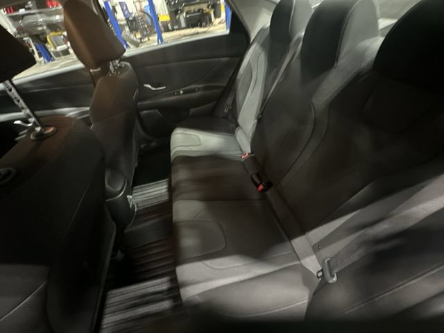 Used 2025 Hyundai Elantra SE FWD image 31