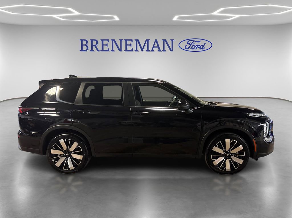 Used 2025 Mitsubishi Outlander SE image 8