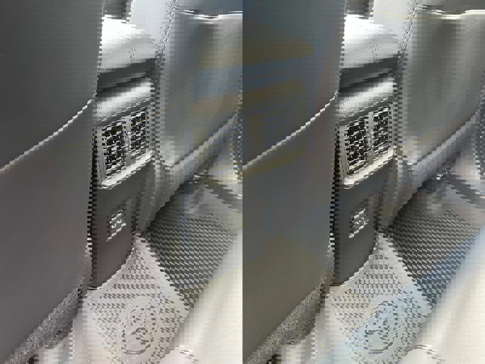 Used 2022 Toyota RAV4 XLE Premium image 14