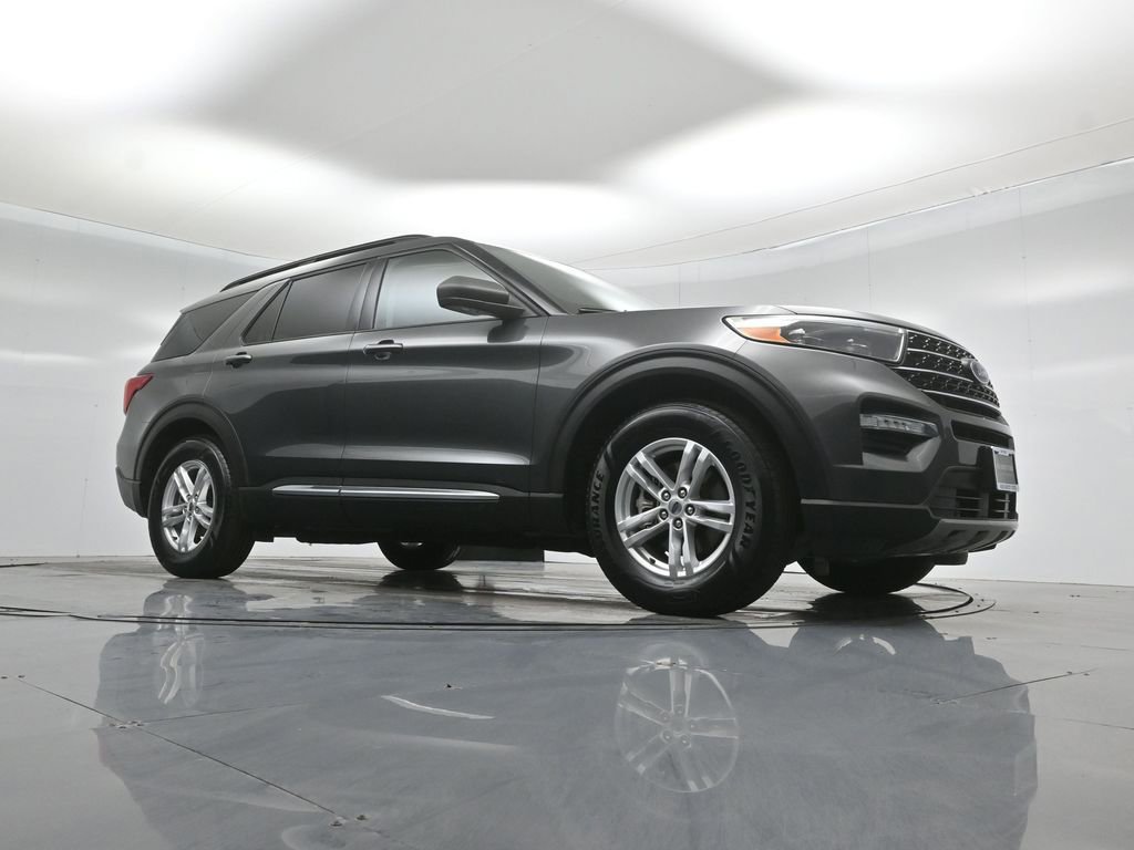 Certified 2020 Ford Explorer XLT w/ Equipment Group 202A image 4