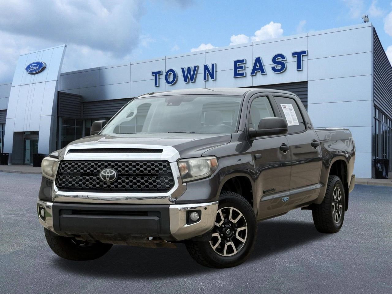 Used 2018 Toyota Tundra SR5 w/ SR5 Upgrade Package