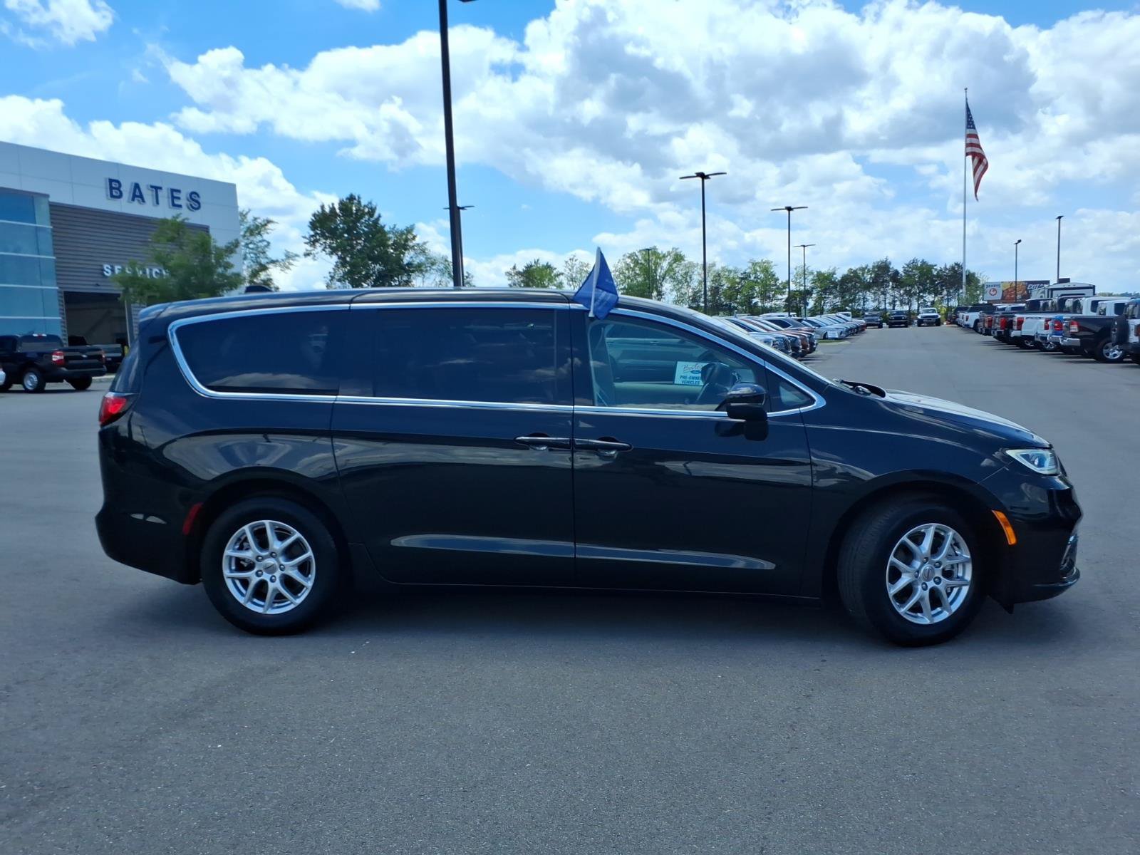 Used 2023 Chrysler Pacifica Touring-L FWD image 2