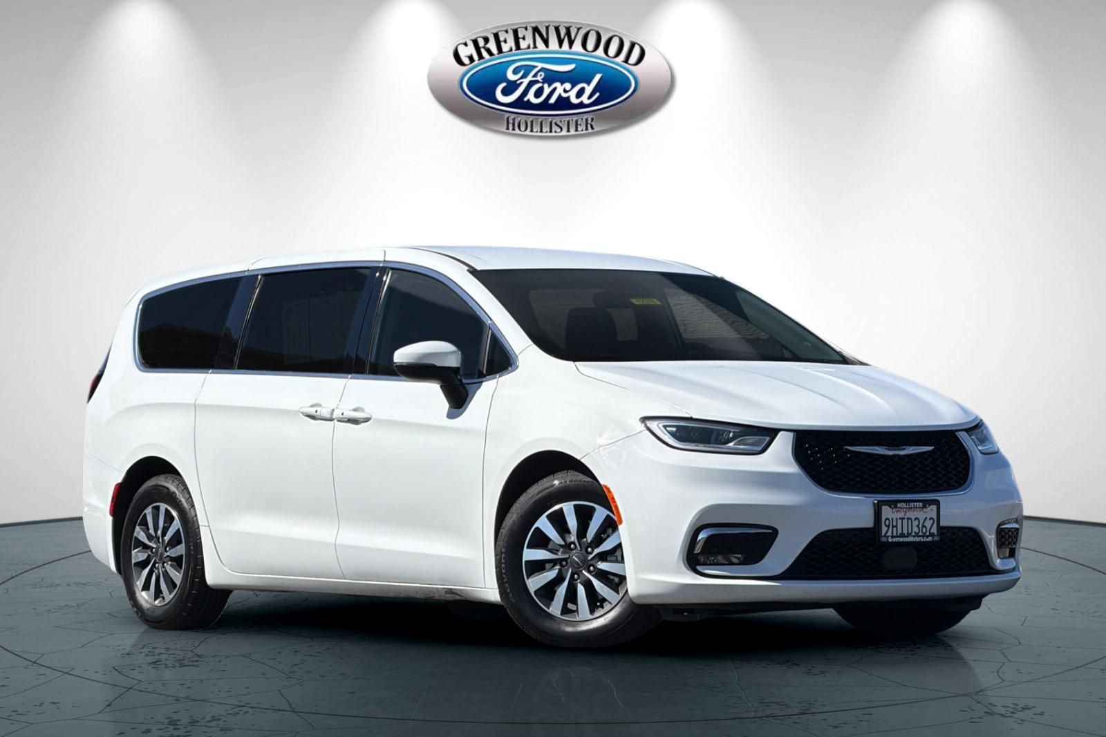 Used 2023 Chrysler Pacifica Touring-L FWD image 2