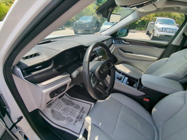 Used 2023 Jeep Grand Cherokee Overland w/ Adv Protech Group III AWD/4WD image 15