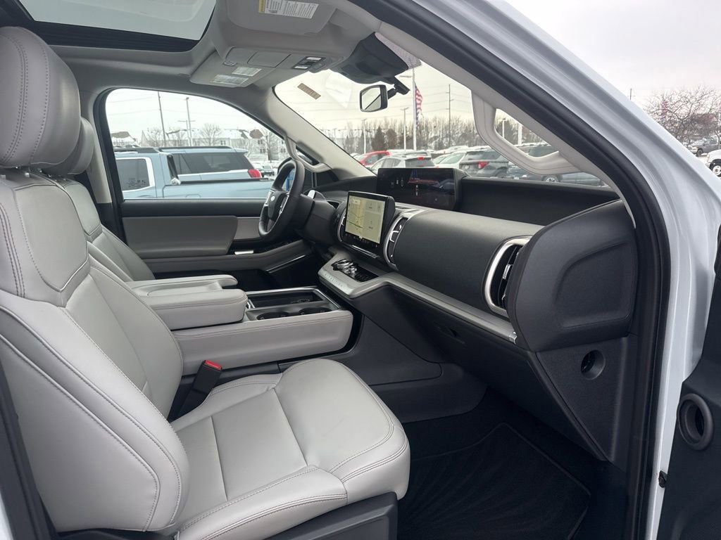 Certified 2025 Ford Expedition Active image 36