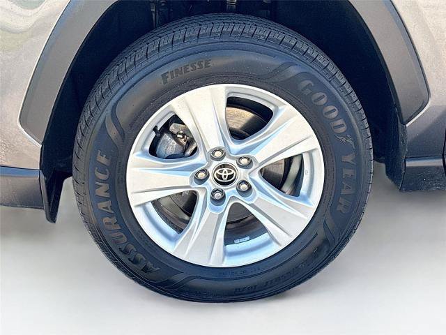 Used 2021 Toyota RAV4 XLE w/ Convenience Package FWD image 32