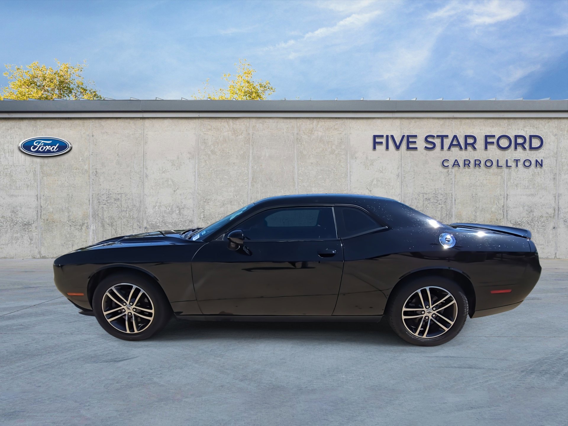 Used 2019 Dodge Challenger SXT image 2