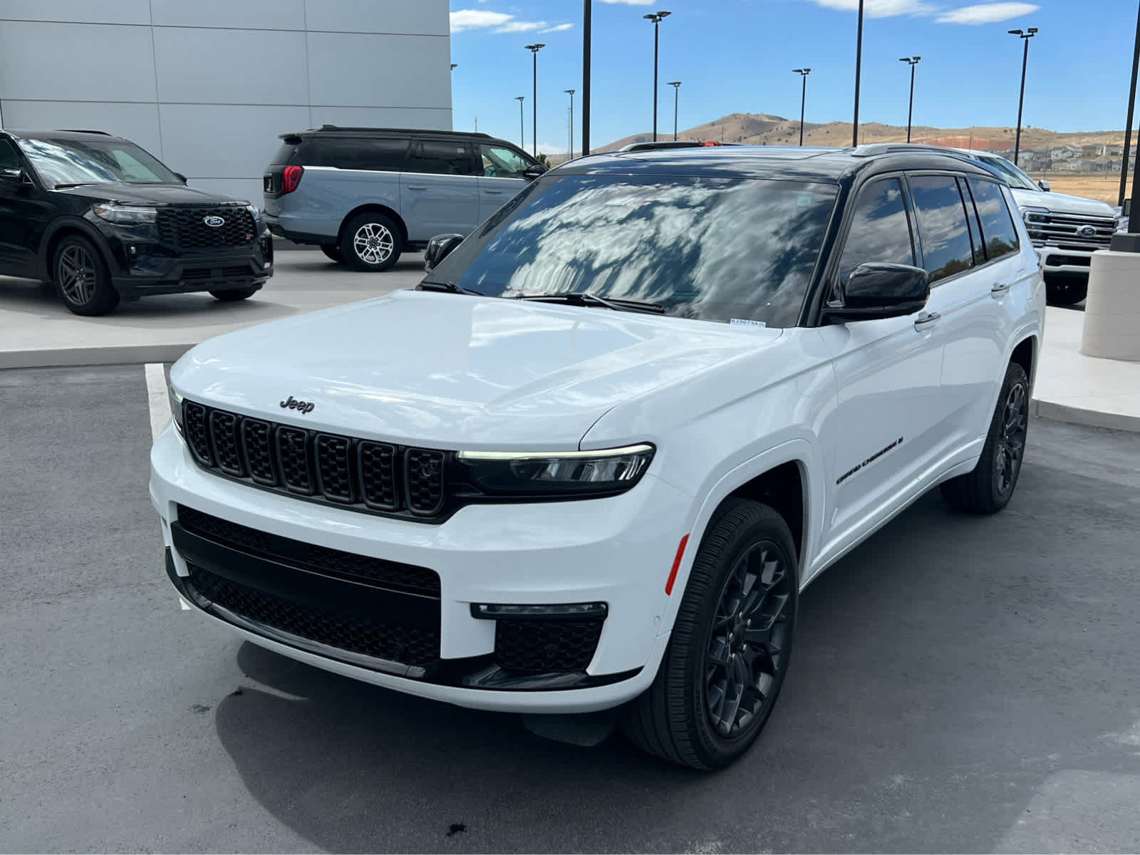 Used 2023 Jeep Grand Cherokee L Summit w/ Advanced Protech Group IV AWD/4WD image 2