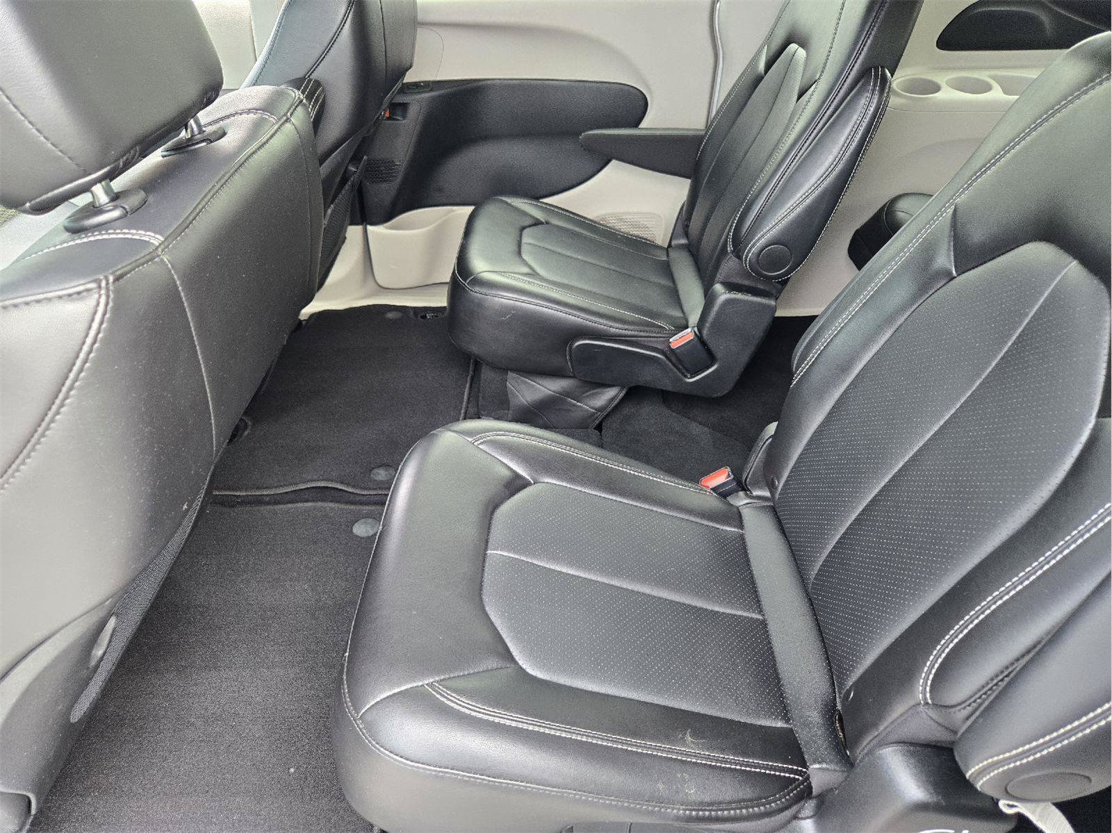 Used 2024 Chrysler Pacifica Touring-L FWD image 26