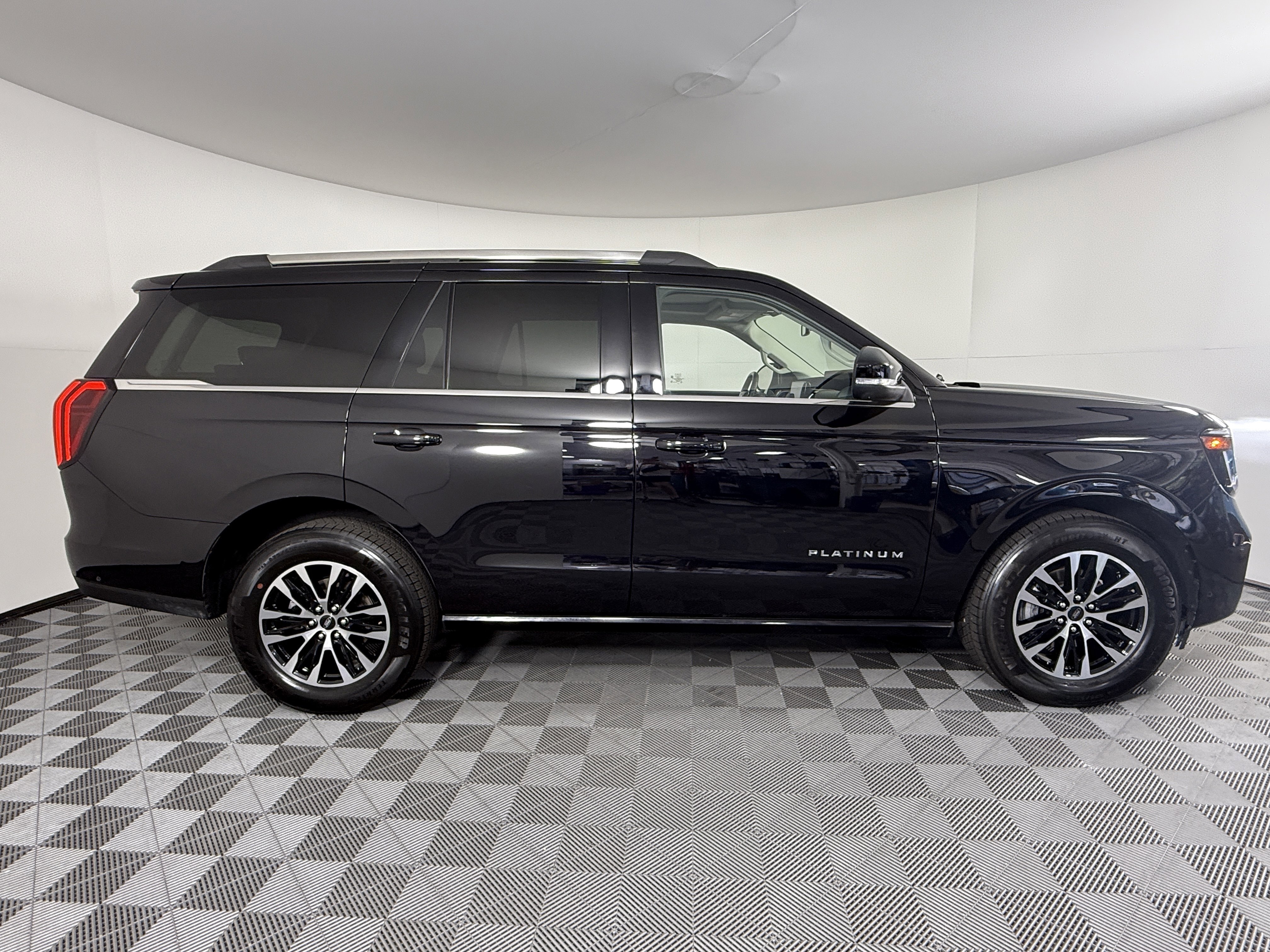Certified 2025 Ford Expedition Platinum AWD/4WD image 2