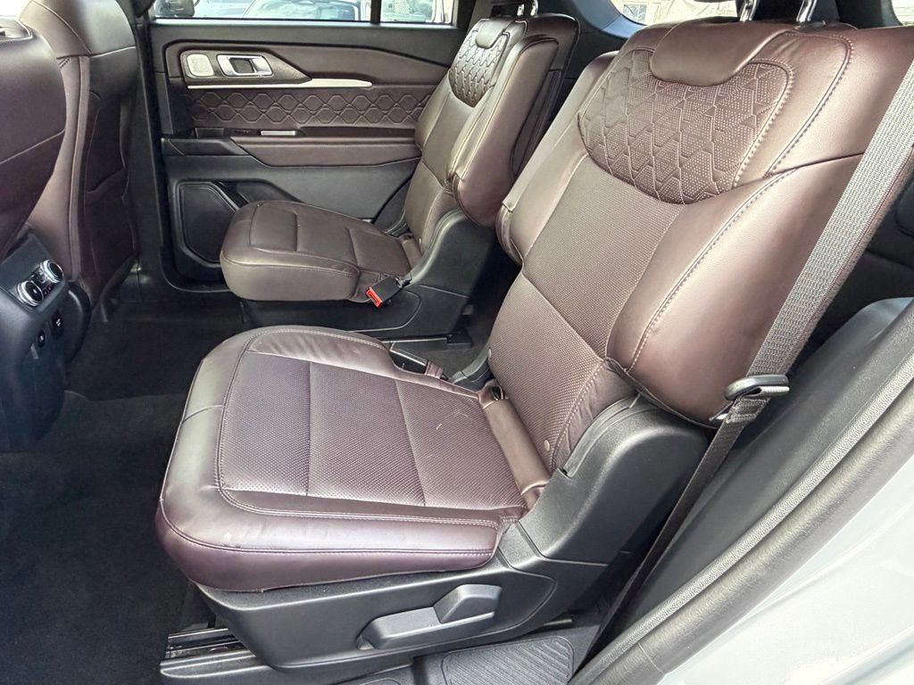 Certified 2025 Ford Explorer Platinum w/ LUX Leather Package image 33