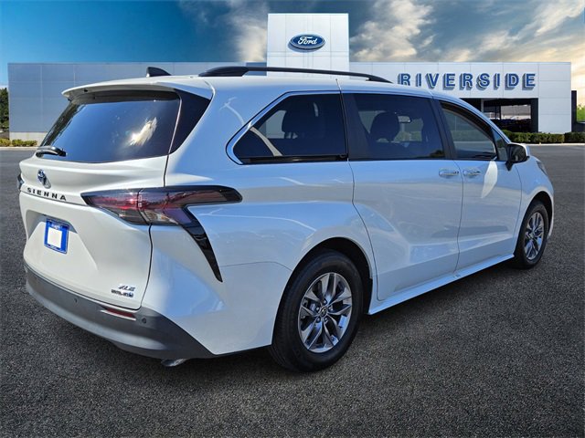 Used 2023 Toyota Sienna XLE image 7