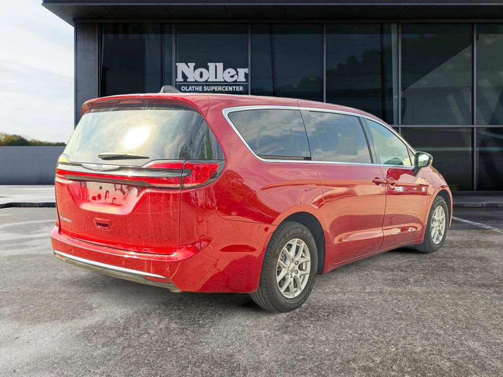 Used 2025 Chrysler Pacifica Select