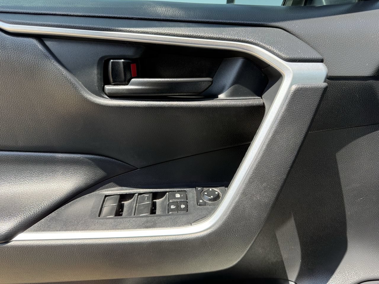 Used 2020 Toyota RAV4 LE FWD image 25