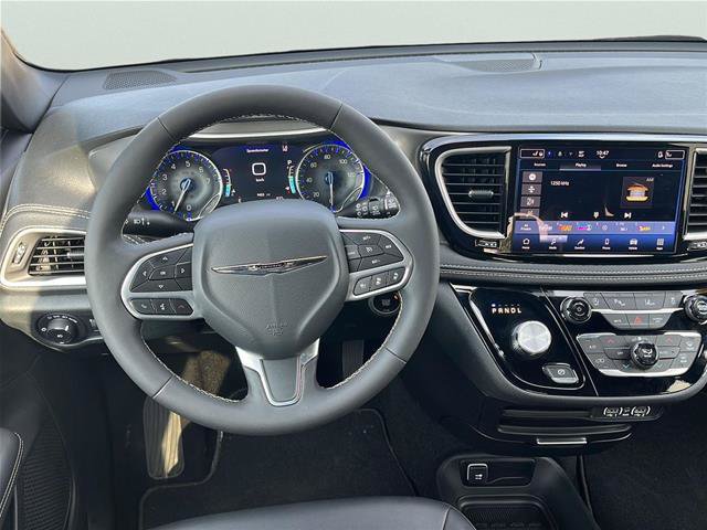 Used 2025 Chrysler Pacifica Select FWD image 18