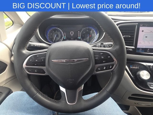 Used 2023 Chrysler Pacifica Touring-L FWD image 43