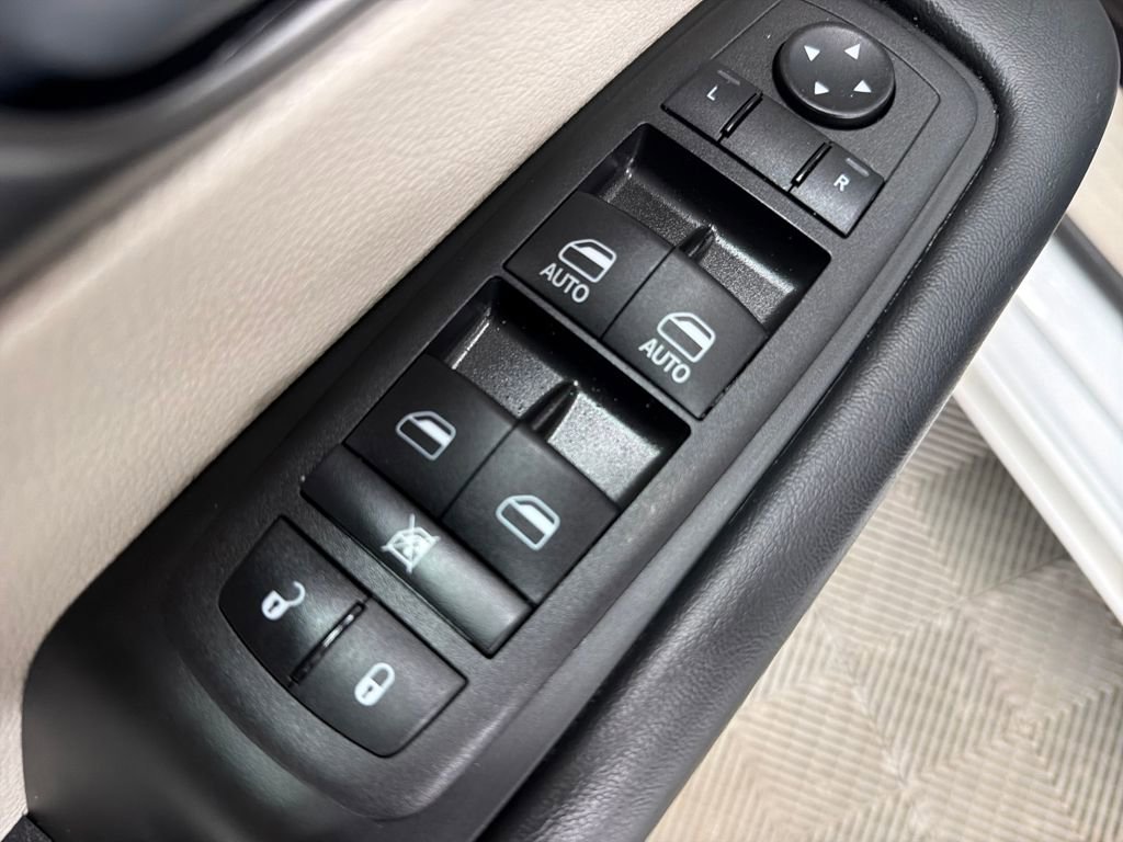 Used 2023 Chrysler Pacifica Touring-L FWD image 16