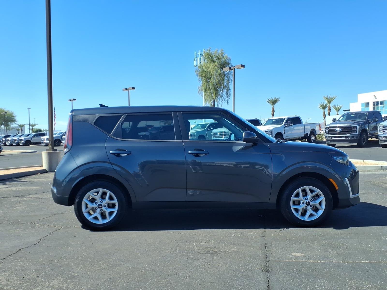 Used 2025 Kia Soul LX w/ LX Technology Package FWD image 7