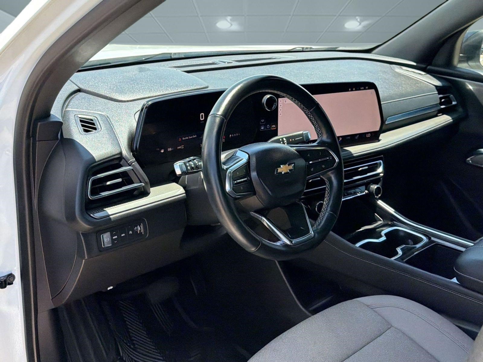 Used 2025 Chevrolet Traverse LT AWD/4WD image 4