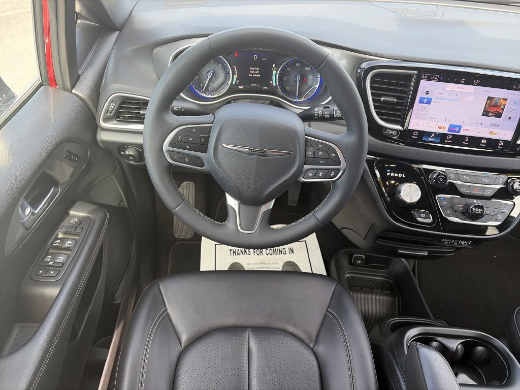 Used 2025 Chrysler Pacifica Select FWD image 15
