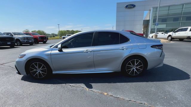Used 2022 Toyota Camry SE FWD image 3