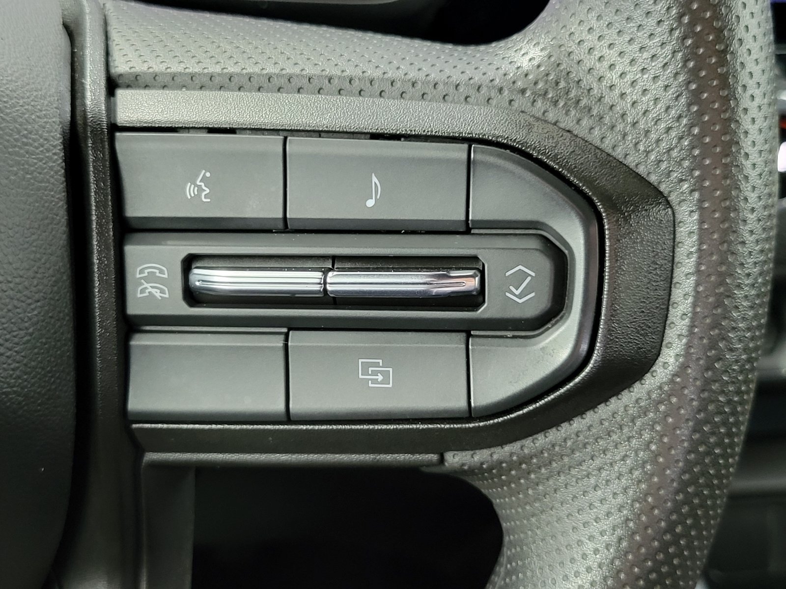 Used 2025 Chevrolet Colorado Trail Boss AWD/4WD image 17