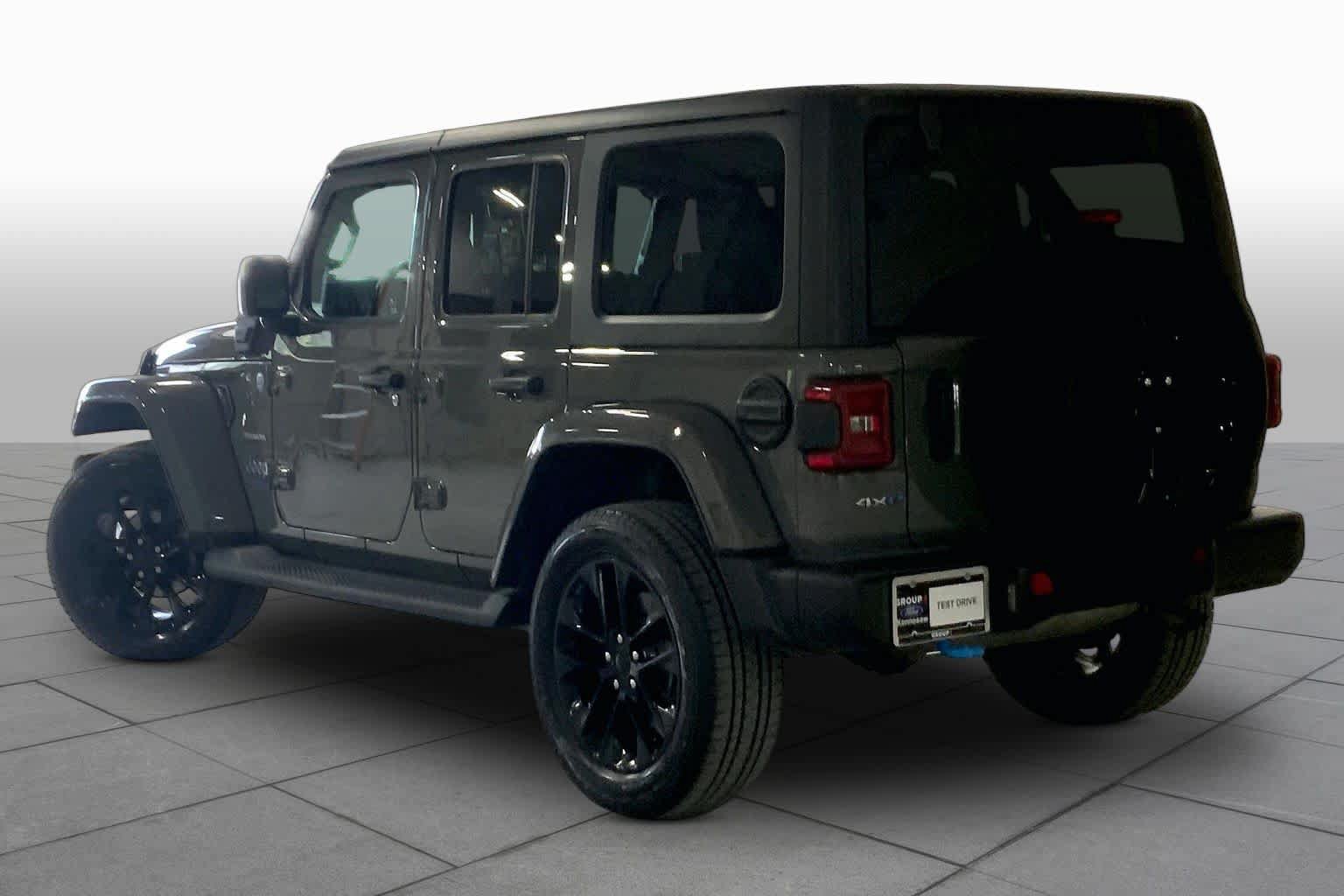 Used 2022 Jeep Wrangler Unlimited Sahara AWD/4WD image 12