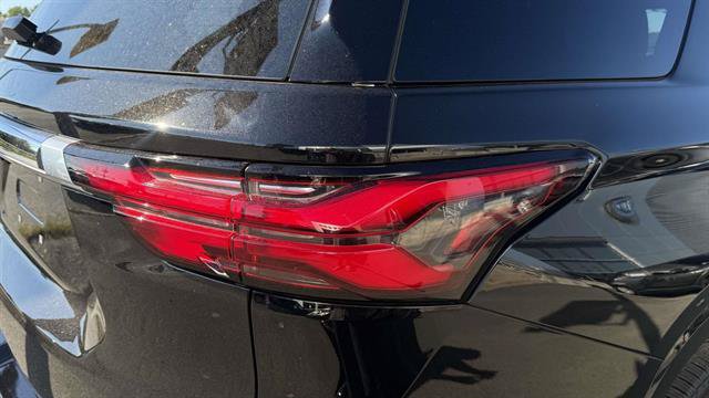 Used 2023 Chevrolet Traverse High Country w/ LPO, Floor Liner Package AWD/4WD image 8
