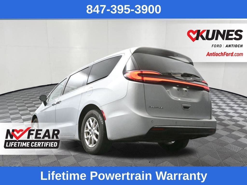 Used 2024 Chrysler Pacifica Touring-L image 11