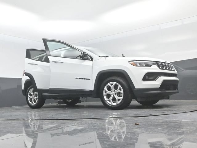Used 2024 Jeep Compass Latitude AWD/4WD image 28