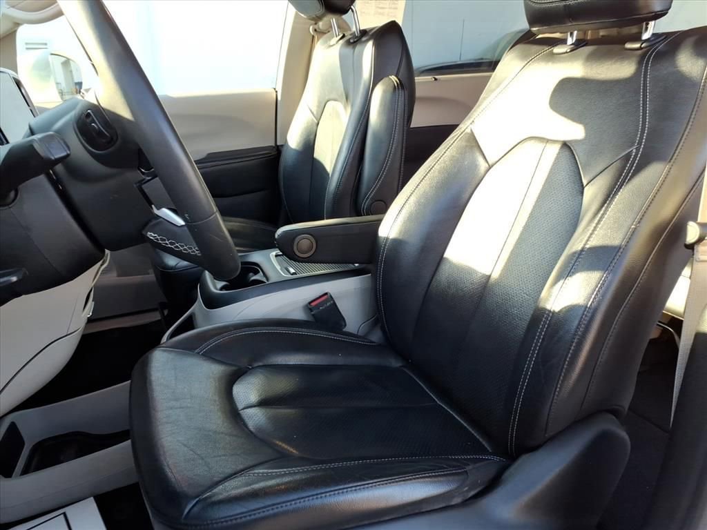 Used 2022 Chrysler Pacifica Touring-L image 23