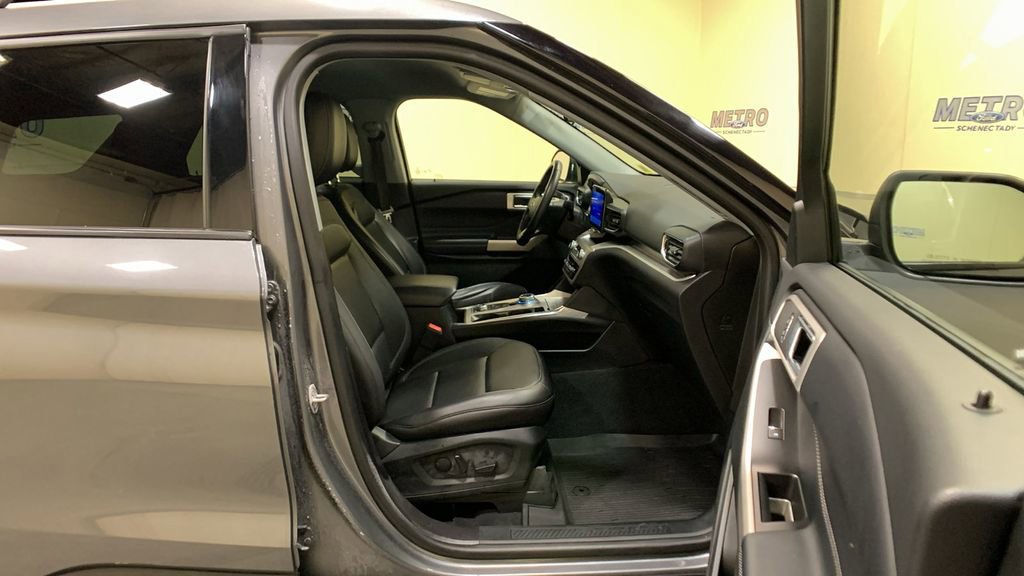 Certified 2022 Ford Explorer XLT w/ Equipment Group 202A image 14