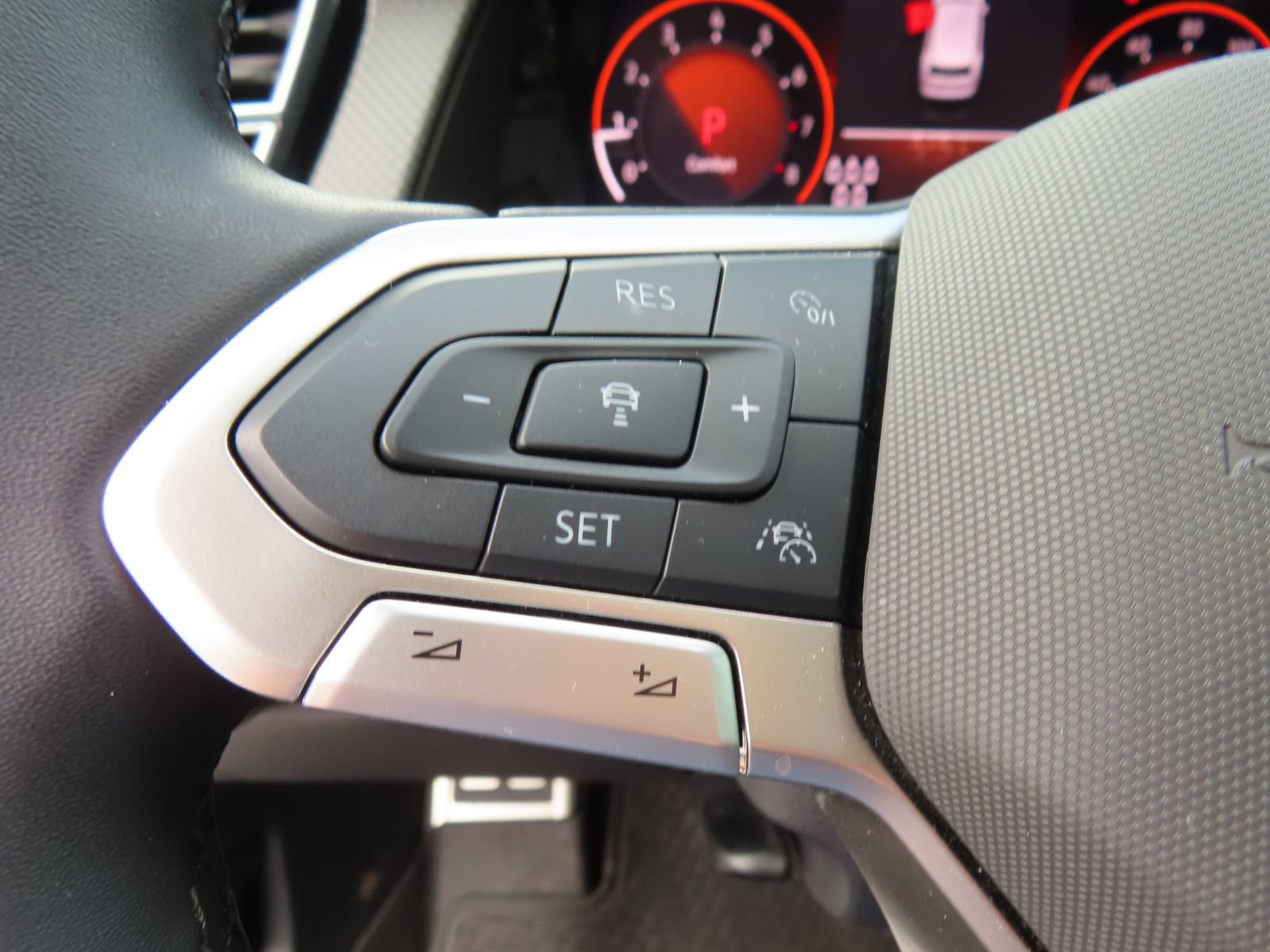 Used 2025 Volkswagen Atlas Peak Edition SE AWD/4WD image 21