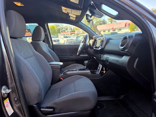 Used 2018 Toyota Tacoma TRD Sport AWD/4WD image 13