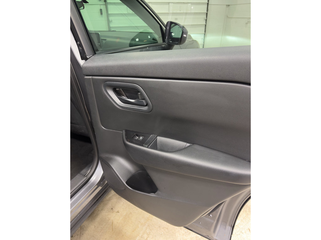 Used 2024 Nissan Rogue S FWD image 23