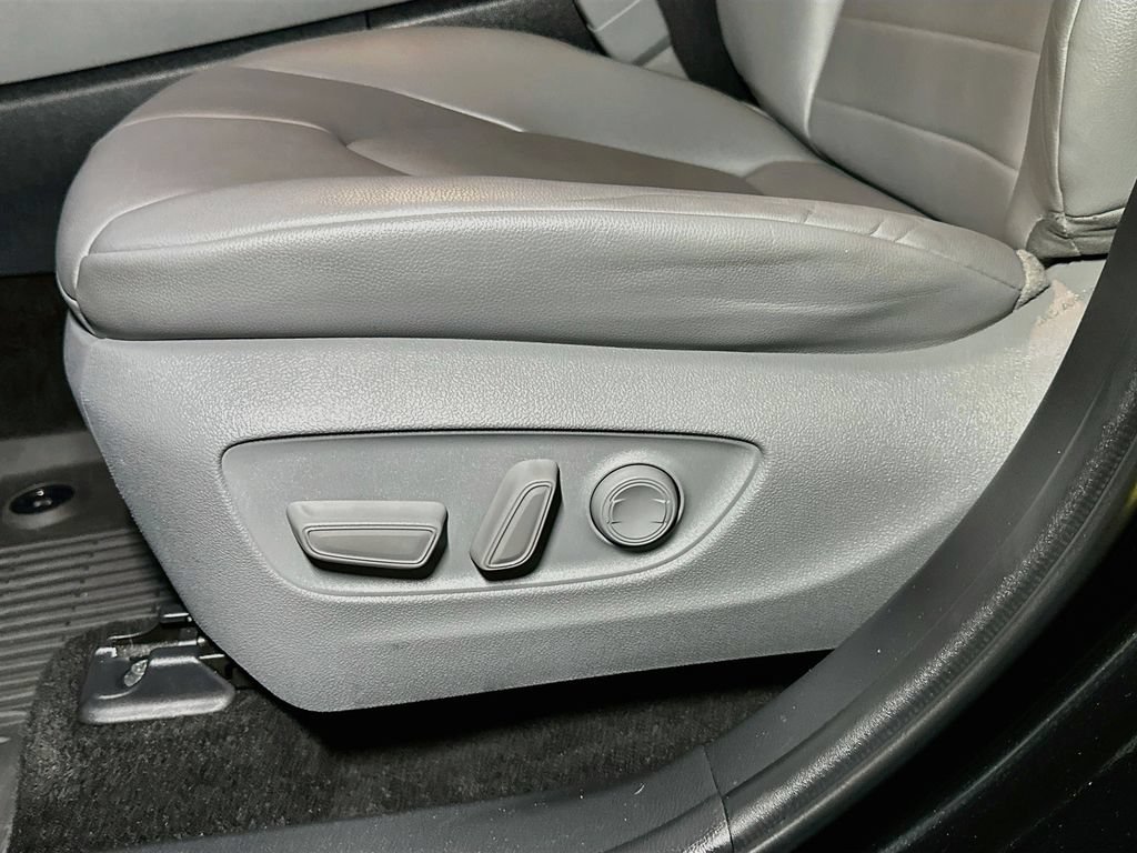 Used 2023 Toyota Highlander XLE AWD/4WD image 19