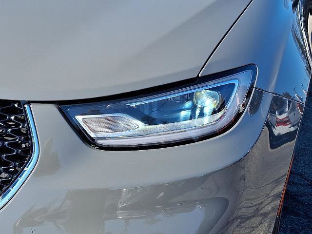 Used 2023 Chrysler Pacifica Touring-L image 9