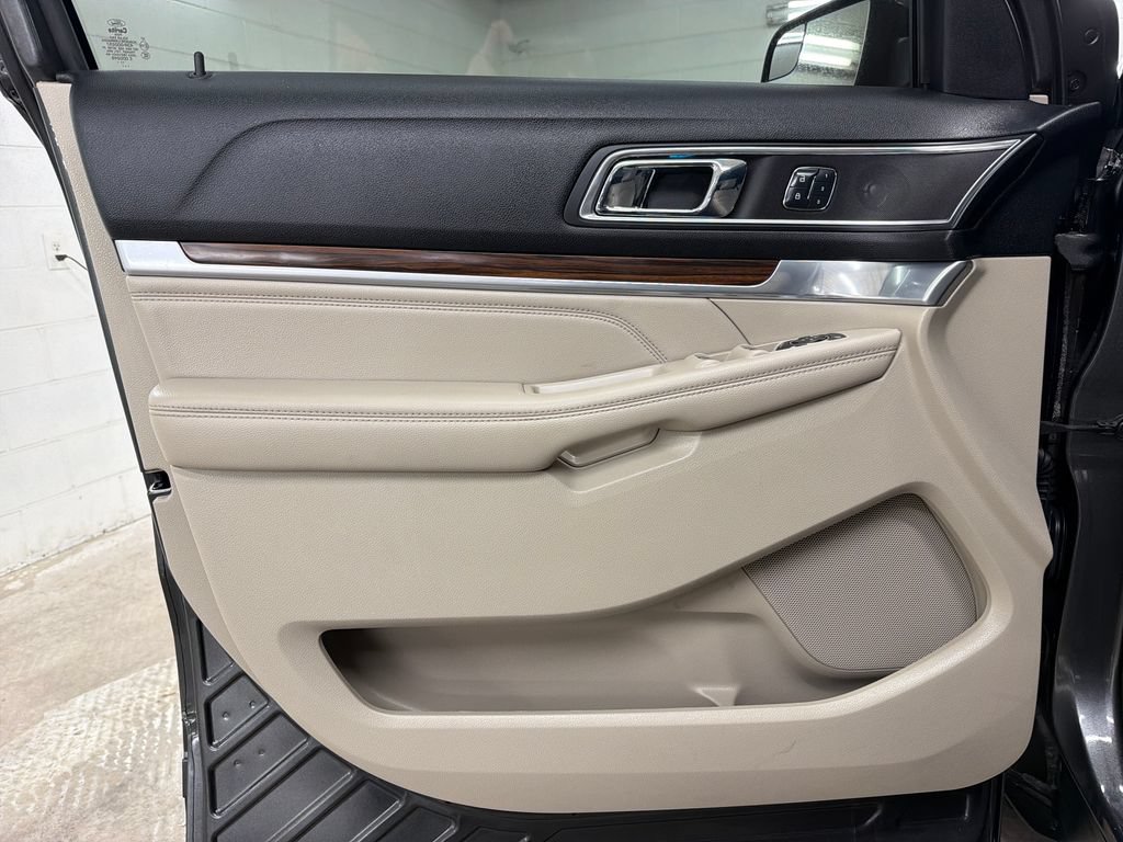 Certified 2018 Ford Explorer Limited FWD image 17