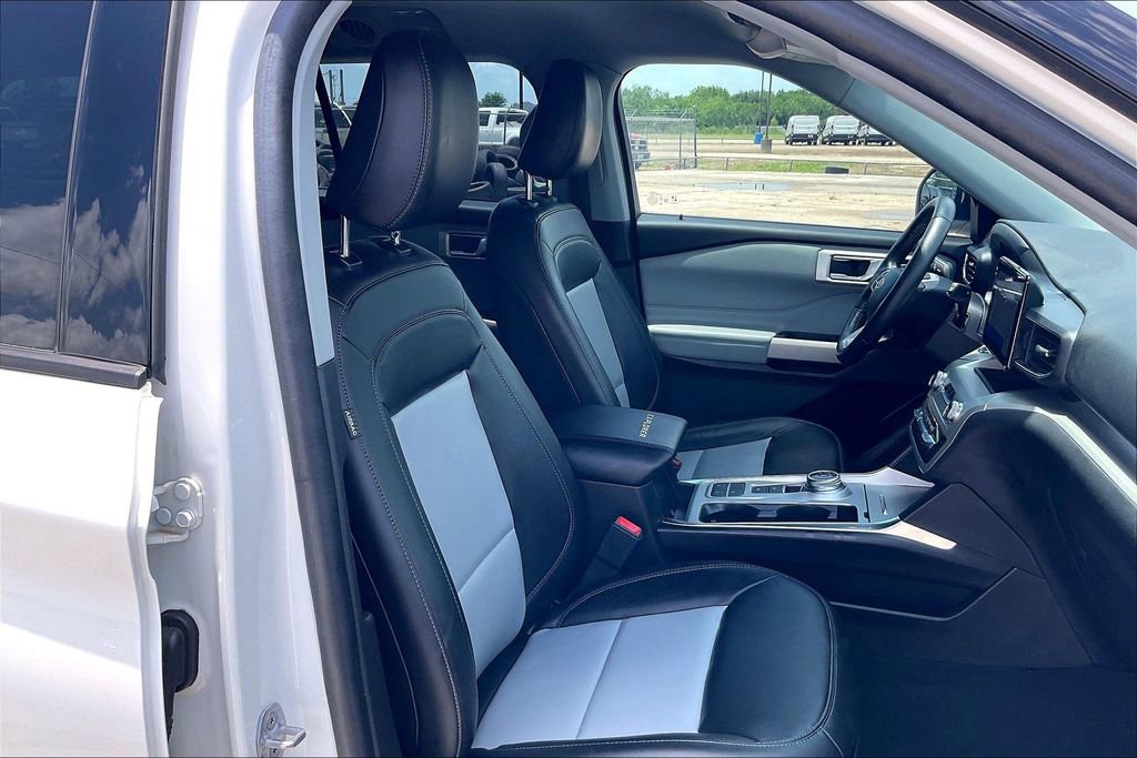 Certified 2023 Ford Explorer XLT w/ Equipment Group 202A RWD image 30