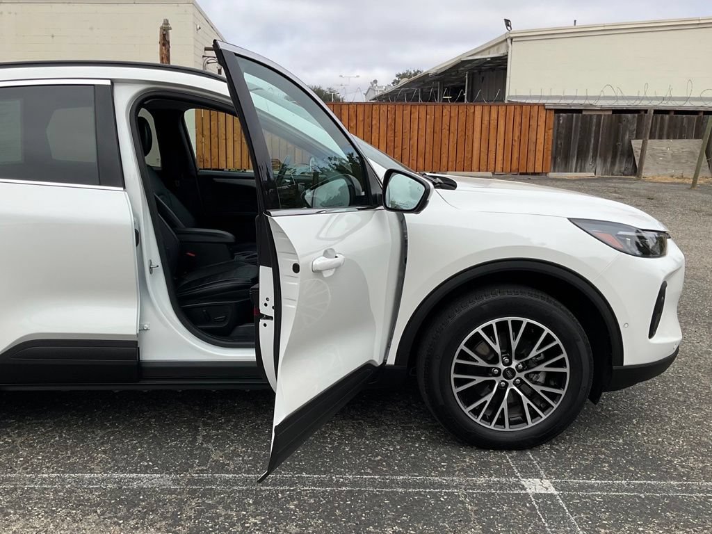 Certified 2024 Ford Escape SE w/ PHEV Premium Package FWD image 34