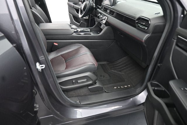 Used 2025 Honda Pilot Black Edition image 15
