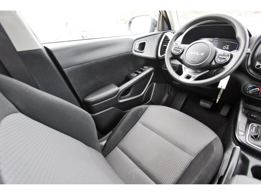 Used 2025 Kia Soul LX w/ LX Technology Package FWD image 11