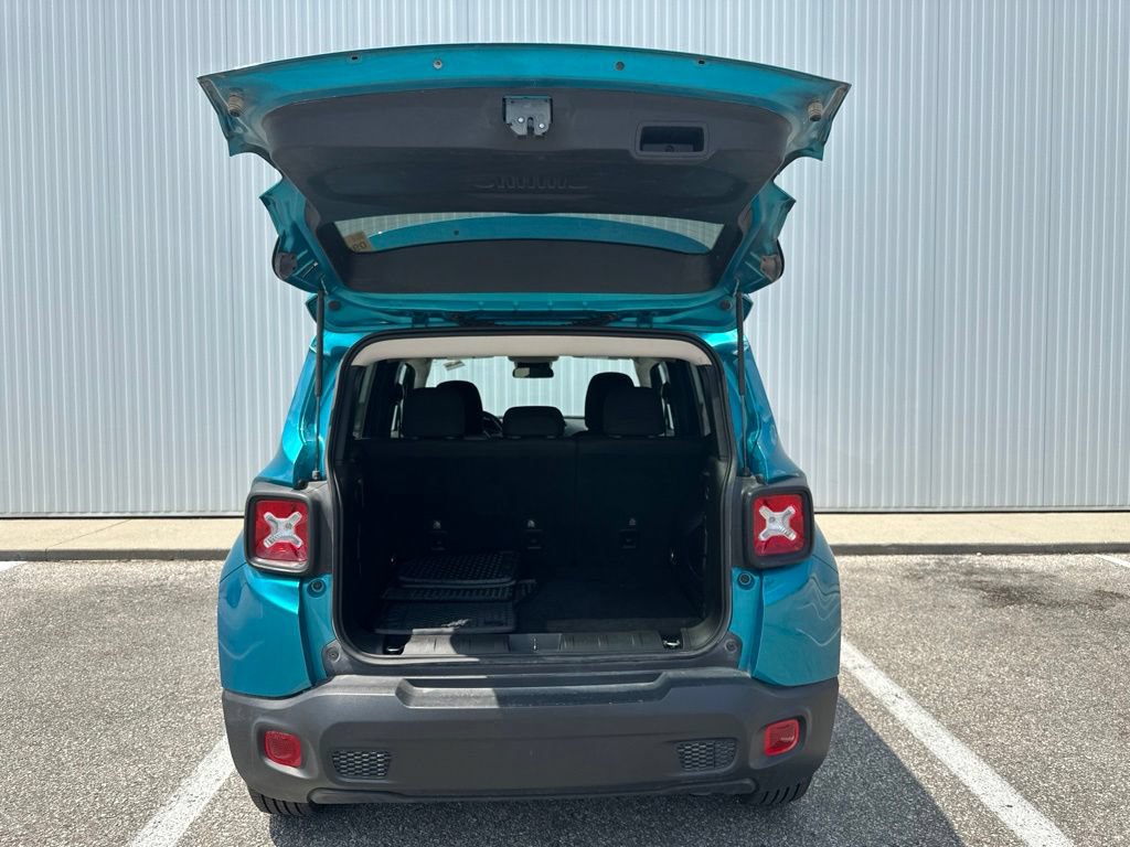 Used 2022 Jeep Renegade Latitude AWD/4WD image 19